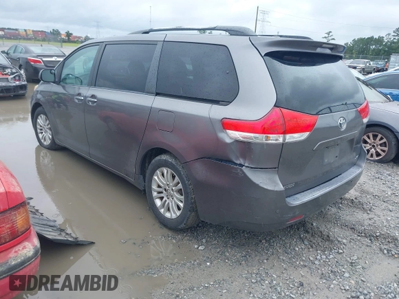 2011 Toyota Sienna XLE AAS z VIN 5TDYK3DC9BS114078, wystawiony jako IAAI lot #42434853 z przebiegiem 301 384 mil mil oraz . Historia ofert i sprzedaży dostępna na DreamBid. Obrazek 3.