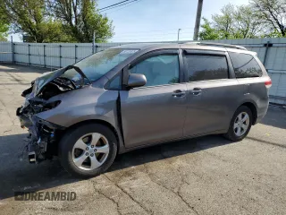 2013 Toyota Sienna LE AAS z VIN 5TDKK3DC8DS285333, wystawiony jako Copart lot #54120625 z przebiegiem 136 389 mil mil oraz Szkoda całkowita • Salvage title. Historia ofert i sprzedaży dostępna na DreamBid. Obrazek 1.