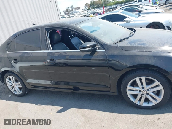 2015 Volkswagen Jetta SEL z VIN 3VWL17AJ7FM307632, wystawiony jako IAAI lot #42766536 z przebiegiem 101 661 mil mil oraz . Historia ofert i sprzedaży dostępna na DreamBid. Obrazek 13.