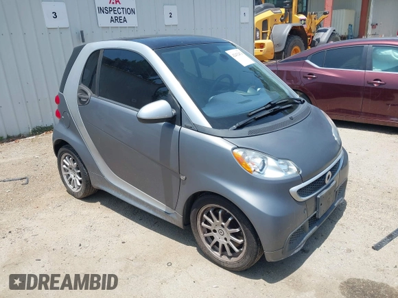 2013 Smart fortwo Pure z VIN WMEEJ3BA4DK611770, wystawiony jako IAAI lot #42432474 z przebiegiem 75 239 mil mil oraz . Historia ofert i sprzedaży dostępna na DreamBid. Obrazek 1.