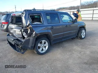 2016 Jeep Patriot High Altitude z VIN 1C4NJPFA5GD543228, wystawiony jako IAAI lot #41790893 z przebiegiem 109 949 mil mil oraz . Historia ofert i sprzedaży dostępna na DreamBid. Obrazek 4.