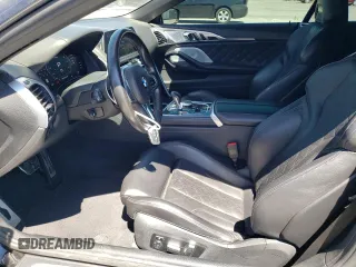 2020 BMW M8 Competition z VIN WBSDZ0C01LCD56166, wystawiony jako Copart lot #65388873 z przebiegiem 29 747 mil mil oraz . Historia ofert i sprzedaży dostępna na DreamBid. Obrazek 7.