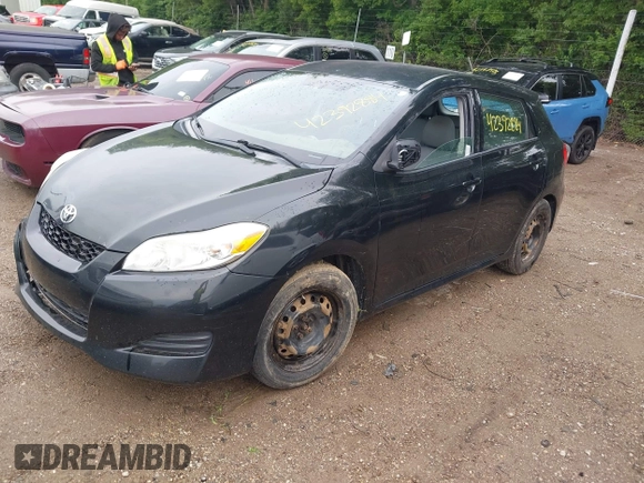 2009 Toyota Matrix z VIN 2T1KU40E49C050659, wystawiony jako IAAI lot #42392884 z przebiegiem 259 257 mil mil oraz . Historia ofert i sprzedaży dostępna na DreamBid. Obrazek 2.
