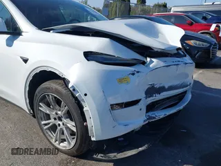 2022 Tesla Model Y Long Range z VIN 7SAYGDEE8NF374636, wystawiony jako IAAI lot #41545669 z przebiegiem 41 965 mil mil oraz . Historia ofert i sprzedaży dostępna na DreamBid. Obrazek 6.