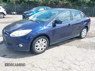 2012 Ford Focus SE z VIN 1FAHP3F22CL157417, wystawiony jako IAAI lot #42655527 z przebiegiem 107 472 mil mil oraz . Historia ofert i sprzedaży dostępna na DreamBid. Obrazek 2.