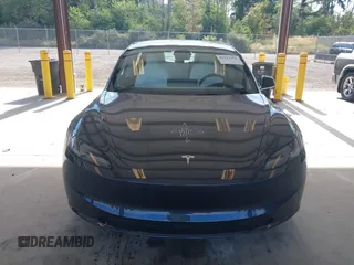 2025 Tesla Model 3 Long Range z VIN 5YJ3E1EA6SF990792, wystawiony jako IAAI lot #42713456 z przebiegiem 1 038 mil mil oraz . Historia ofert i sprzedaży dostępna na DreamBid. Obrazek 13.