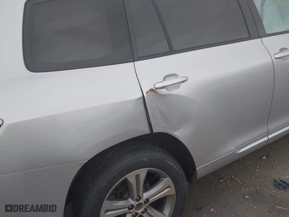 2009 Toyota Highlander Sport with VIN JTEES43A892149040, listed as a IAAI auction lot 42051030 with 175,983 mi miles. Bid and sale history available at carsss.com. Image 6.