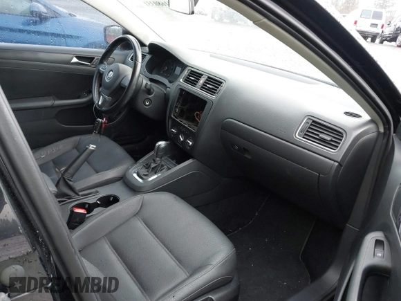 2011 Volkswagen Jetta SE z VIN 3VWDZ7AJXBM323766, wystawiony jako IAAI lot #41680351 z przebiegiem 122 660 mil mil oraz . Historia ofert i sprzedaży dostępna na DreamBid. Obrazek 5.