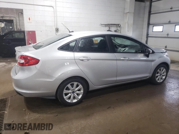 2013 Ford Fiesta SE z VIN 3FADP4BJ8DM220456, wystawiony jako Copart lot #58596825 z przebiegiem 115 933 mil mil oraz Szkoda całkowita • Salvage title. Historia ofert i sprzedaży dostępna na DreamBid. Obrazek 3.