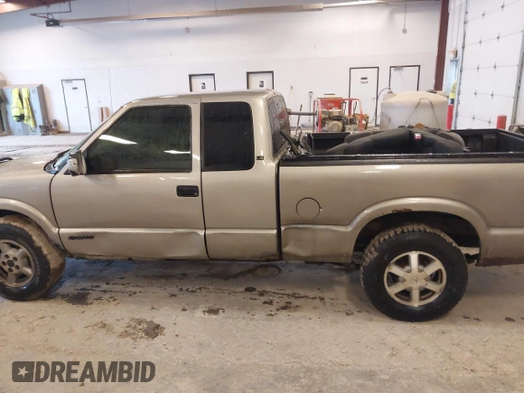 2002 Chevrolet S-10 LS with VIN 1GCDT19WX28127512, listed as a IAAI auction lot 41708908 with 214,549 mi miles. Bid and sale history available at carsss.com. Image 6.