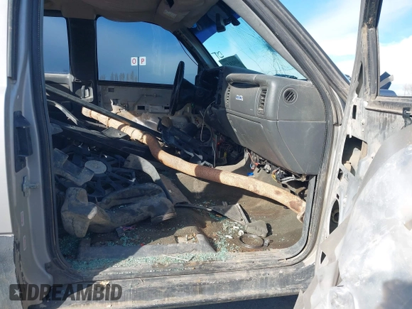 2005 Chevrolet Silverado 1500 Z71 z VIN 1GCEK19B35Z150360, wystawiony jako IAAI lot #41923111 z przebiegiem Nie podano mil oraz . Historia ofert i sprzedaży dostępna na DreamBid. Obrazek 5.