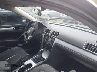 2013 Volkswagen Passat SE z VIN 1VWBP7A35DC022003, wystawiony jako IAAI lot #41960412 z przebiegiem 243 985 mil mil oraz . Historia ofert i sprzedaży dostępna na DreamBid. Obrazek 5.