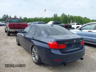 2013 BMW 3 Series 335i xDrive z VIN WBA3B9C55DJ465826, wystawiony jako IAAI lot #42336817 z przebiegiem 81 344 mil mil oraz . Historia ofert i sprzedaży dostępna na DreamBid. Obrazek 3.