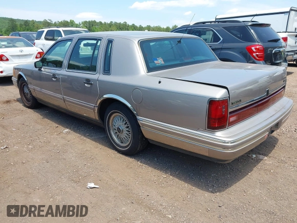 1994 Lincoln Town Car Signature z VIN 1LNLM82W2RY628475, wystawiony jako IAAI lot #42320445 z przebiegiem 107 346 mil mil oraz . Historia ofert i sprzedaży dostępna na DreamBid. Obrazek 3.