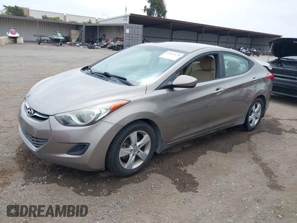 2013 Hyundai Elantra GLS z VIN 5NPDH4AE4DH424348, wystawiony jako IAAI lot #42472170 z przebiegiem 116 574 mil mil oraz . Historia ofert i sprzedaży dostępna na DreamBid. Obrazek 2.