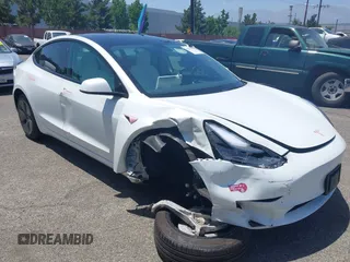 2023 Tesla Model 3 z VIN 5YJ3E1EA6PF603133, wystawiony jako IAAI lot #42571373 z przebiegiem 15 486 mil mil oraz . Historia ofert i sprzedaży dostępna na DreamBid. Obrazek 1.