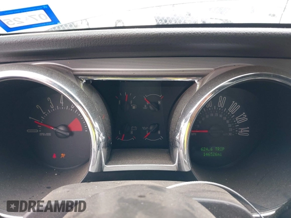 2006 Ford Mustang GT Deluxe z VIN 1ZVHT82H065132924, wystawiony jako IAAI lot #42402048 z przebiegiem 146 526 mil mil oraz . Historia ofert i sprzedaży dostępna na DreamBid. Obrazek 7.