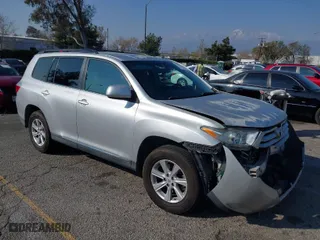 2011 Toyota Highlander with VIN 5TDZK3EH4BS039725, listed as a IAAI auction lot 41434516 with 220,992 mi miles. Bid and sale history available at carsss.com. Image 1.
