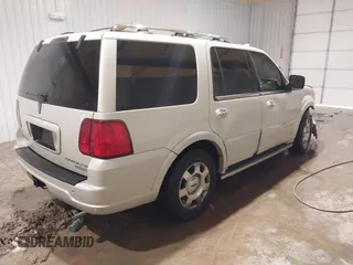 2006 Lincoln Navigator Luxury with VIN 5LMFU27536LJ20869, listed as a IAAI auction lot 41305859 with 166,845 mi miles. Bid and sale history available at carsss.com. Image 4.