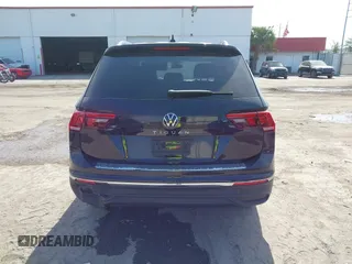 2024 Volkswagen Tiguan Wolfsburg Edition z VIN 3VV6B7AX1RM215178, wystawiony jako IAAI lot #42080886 z przebiegiem 6 914 mil mil oraz . Historia ofert i sprzedaży dostępna na DreamBid. Obrazek 16.