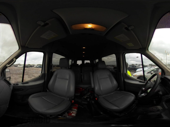 2015 Ford Transit Passenger XL z VIN 1FBAX2CG3FKA97085, wystawiony jako IAAI lot #42210744 z przebiegiem 81 911 mil mil oraz . Historia ofert i sprzedaży dostępna na DreamBid. Obrazek 20.