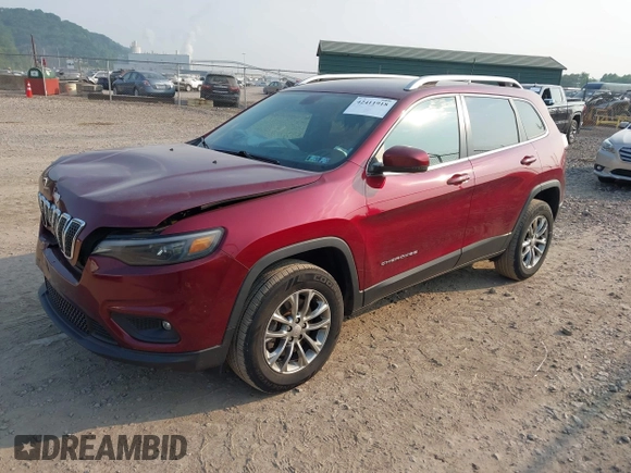 2020 Jeep Cherokee Latitude Plus z VIN 1C4PJMLB6LD585258, wystawiony jako IAAI lot #42411918 z przebiegiem 42 097 mil mil oraz . Historia ofert i sprzedaży dostępna na DreamBid. Obrazek 2.