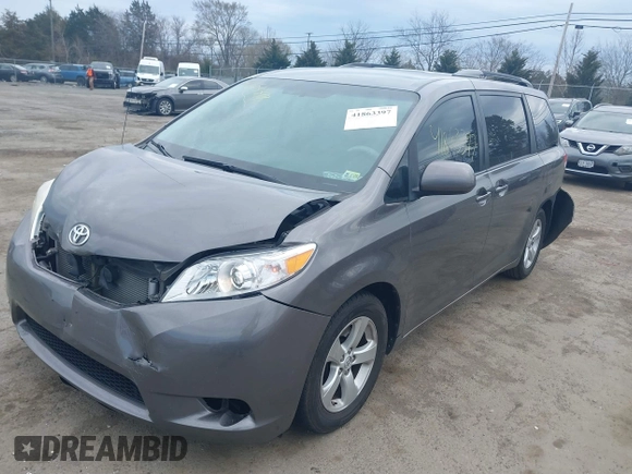 2014 Toyota Sienna LE AAS z VIN 5TDKK3DC2ES519967, wystawiony jako IAAI lot #41863397 z przebiegiem 124 130 mil mil oraz . Historia ofert i sprzedaży dostępna na DreamBid. Obrazek 2.