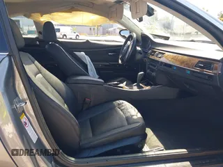 2008 BMW 3 Series 328i с VIN WBAWV135X8P120512, выставлен на аукционе IAAI как лот 42239103 с пробегом 45 613 миль миль и . История ставок и продаж доступна на DreamBid. Изображение 5.