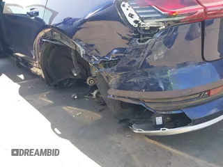 2022 Audi e-tron Premium z VIN WA1AAAGE4NB020119, wystawiony jako IAAI lot #41830433 z przebiegiem 27 591 mil mil oraz . Historia ofert i sprzedaży dostępna na DreamBid. Obrazek 21.