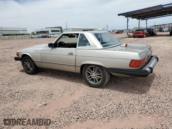 1987 Mercedes-Benz 560 SL z VIN WDBBA48D0HA061731, wystawiony jako Copart lot #56622425 z przebiegiem 121 214 mil mil oraz Czysty tytuł • Clean title. Historia ofert i sprzedaży dostępna na DreamBid. Obrazek 2.