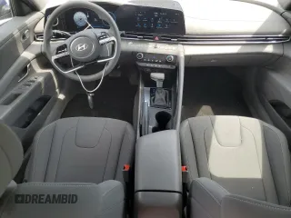 2024 Hyundai Elantra SEL z VIN KMHLM4DG7RU810310, wystawiony jako Copart lot #52614015 z przebiegiem 7 701 mil mil oraz Szkoda całkowita • Salvage title. Historia ofert i sprzedaży dostępna na DreamBid. Obrazek 8.