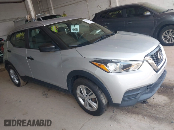 2019 Nissan Kicks S z VIN 3N1CP5CU5KL555586, wystawiony jako IAAI lot #42426743 z przebiegiem 122 015 mil mil oraz . Historia ofert i sprzedaży dostępna na DreamBid. Obrazek 1.