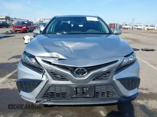 2022 Toyota Camry SE z VIN 4T1G11AK3NU638448, wystawiony jako IAAI lot #42087578 z przebiegiem 58 529 mil mil oraz . Historia ofert i sprzedaży dostępna na DreamBid. Obrazek 12.