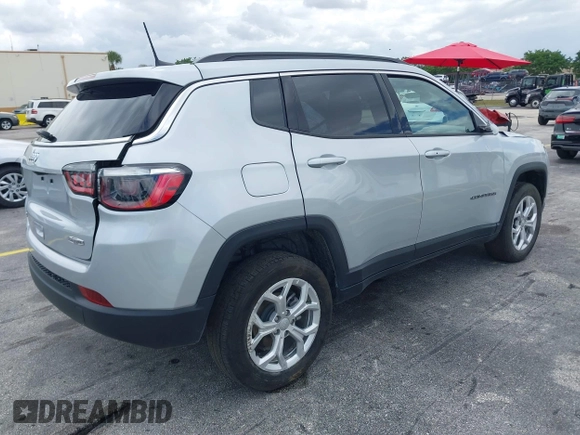 2024 Jeep Compass Latitude with VIN 3C4NJDBN6RT109646, listed as a IAAI auction lot 42017663 with 17,239 mi miles. Bid and sale history available at carsss.com. Image 4.
