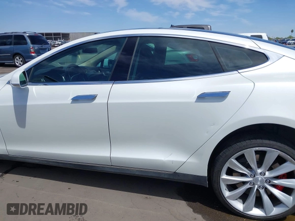 2014 Tesla Model S 60 z VIN 5YJSA1H13EFP33659, wystawiony jako IAAI lot #42101491 z przebiegiem 113 460 mil mil oraz . Historia ofert i sprzedaży dostępna na DreamBid. Obrazek 13.
