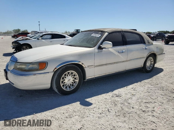 1999 Lincoln Town Car Signature z VIN 1LNHM82W4XY615634, wystawiony jako Copart lot #48886235 z przebiegiem 207 411 mil mil oraz Szkody całkowita. Historia ofert i sprzedaży dostępna na DreamBid. Obrazek 1.