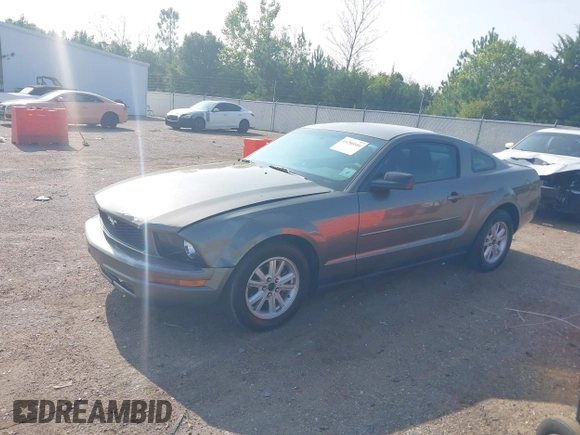 2005 Ford Mustang Deluxe z VIN 1ZVFT80N155216037, wystawiony jako IAAI lot #40280504 z przebiegiem 247 066 mil mil oraz . Historia ofert i sprzedaży dostępna na DreamBid. Obrazek 2.