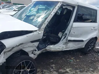 2013 Kia Soul + z VIN KNDJT2A63D7754484, wystawiony jako IAAI lot #42011255 z przebiegiem 219 117 mil mil oraz . Historia ofert i sprzedaży dostępna na DreamBid. Obrazek 6.