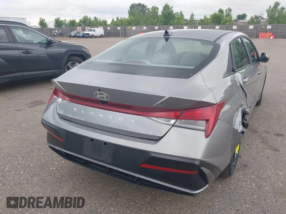 2025 Hyundai Elantra SEL Convenience z VIN KMHLS4DG4SU925278, wystawiony jako IAAI lot #42520321 z przebiegiem 13 936 mil mil oraz . Historia ofert i sprzedaży dostępna na DreamBid. Obrazek 16.