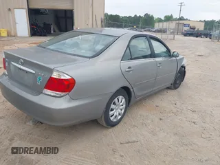 2005 Toyota Camry STD z VIN 4T1BE32K05U555388, wystawiony jako IAAI lot #42119726 z przebiegiem 148 376 mil mil oraz . Historia ofert i sprzedaży dostępna na DreamBid. Obrazek 4.
