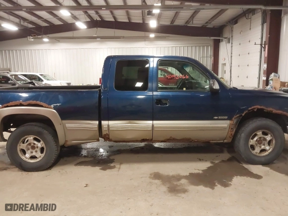 2000 Chevrolet Silverado 1500 LS with VIN 2GCEK19T0Y1274947, listed as a IAAI auction lot 42042066 with 200,262 mi miles. Bid and sale history available at carsss.com. Image 13.