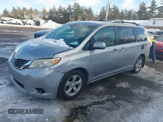 2012 Toyota Sienna LE AAS z VIN 5TDKK3DC2CS245540, wystawiony jako IAAI lot #41622653 z przebiegiem 226 969 mil mil oraz . Historia ofert i sprzedaży dostępna na DreamBid. Obrazek 18.