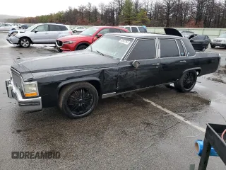 1989 Cadillac Brougham z VIN 1G6DW51Y9KR725809, wystawiony jako Copart lot #80902764 z przebiegiem 56 033 mil mil oraz Szkody całkowita. Historia ofert i sprzedaży dostępna na DreamBid. Obrazek 1.