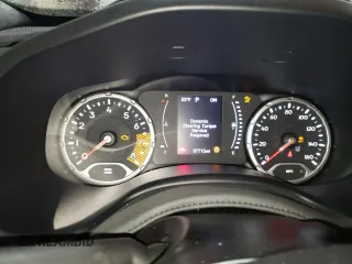 2023 Jeep Renegade Latitude z VIN ZACNJDB10PPP67896, wystawiony jako Copart lot #60837765 z przebiegiem 37 715 mil mil oraz Czysty tytuł • Clean title. Historia ofert i sprzedaży dostępna na DreamBid. Obrazek 9.