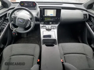 2023 Subaru Solterra Premium z VIN JTMABABA9PA016535, wystawiony jako Copart lot #45106524 z przebiegiem 6 495 mil mil oraz . Historia ofert i sprzedaży dostępna na DreamBid. Obrazek 8.