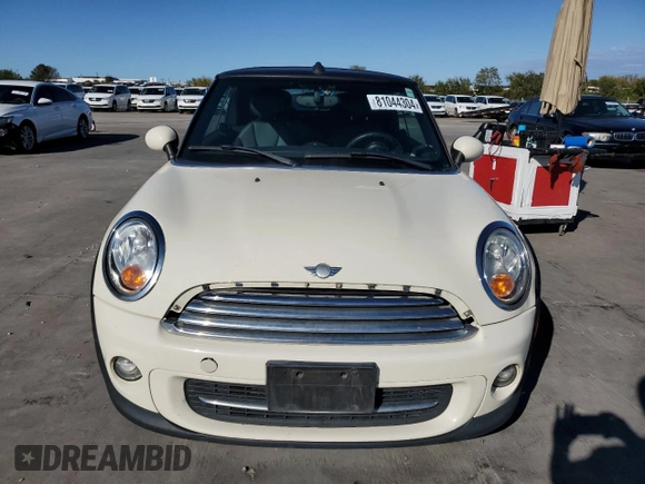 2014 MINI Convertible z VIN WMWZN3C5XET569992, wystawiony jako Copart lot #81044304 z przebiegiem 132 967 mil mil oraz Czysty tytuł • Clean title. Historia ofert i sprzedaży dostępna na DreamBid. Obrazek 5.