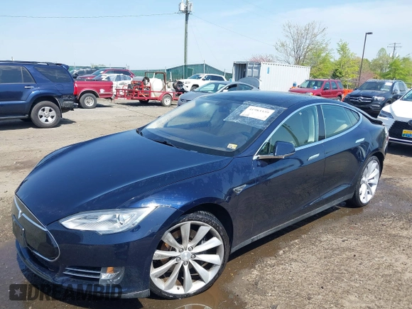 2013 Tesla Model S z VIN 5YJSA1CN5DFP20579, wystawiony jako IAAI lot #41983339 z przebiegiem 80 118 mil mil oraz . Historia ofert i sprzedaży dostępna na DreamBid. Obrazek 20.