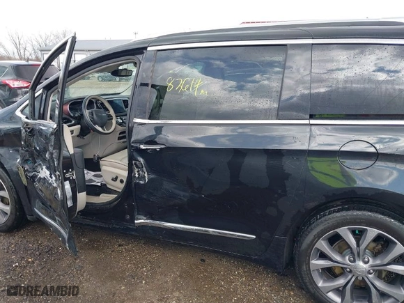 2017 Chrysler Pacifica Limited with VIN 2C4RC1GG0HR770093, listed as a IAAI auction lot 41876582 with 82,614 mi miles. Bid and sale history available at carsss.com. Image 14.