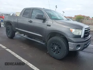 2012 Toyota Tundra z VIN 5TFUY5F1XCX231877, wystawiony jako IAAI lot #42194881 z przebiegiem 134 799 mil mil oraz . Historia ofert i sprzedaży dostępna na DreamBid. Obrazek 1.
