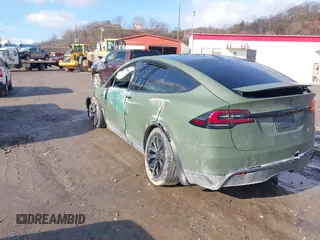 2022 Tesla Model X Plaid z VIN 7SAXCBE6XNF358023, wystawiony jako IAAI lot #41683857 z przebiegiem 42 821 mil mil oraz . Historia ofert i sprzedaży dostępna na DreamBid. Obrazek 3.